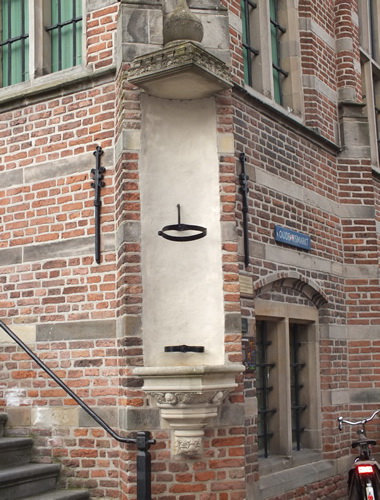 De schandpaal van Culemborg zit vast aan het gemeentehuis ofwel raadhuis van Culemborg op de Vismarkt.